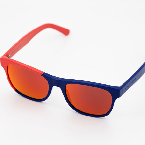 Les lunettes de soleil bi-color du beau gosse